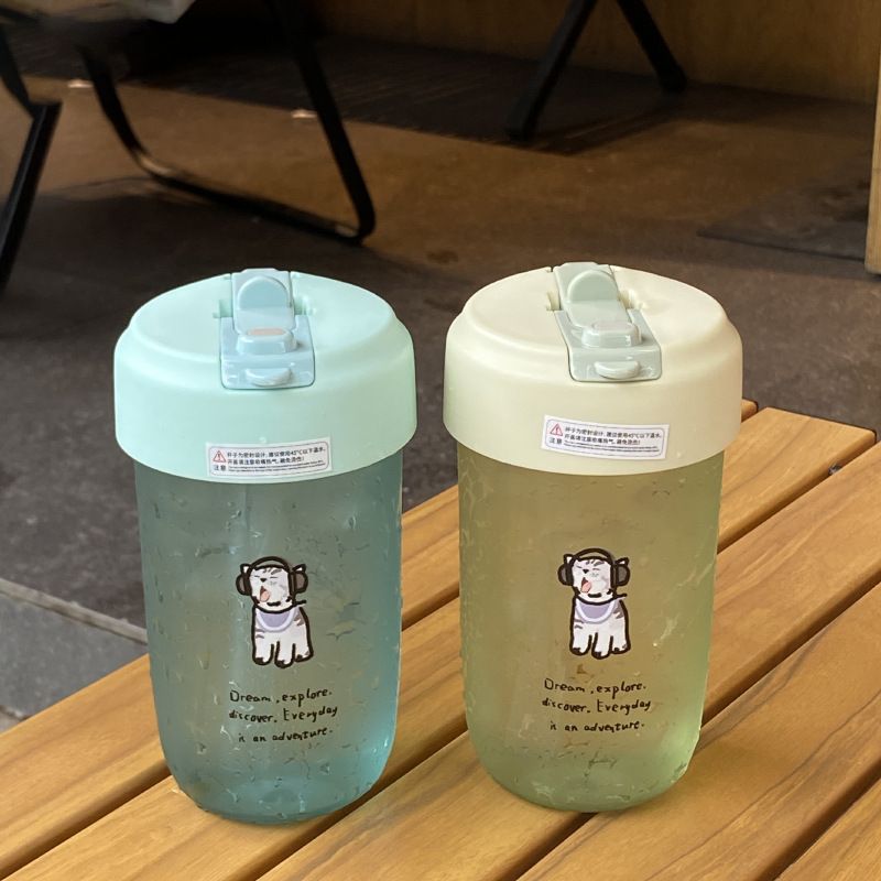 Bình Nước Mèo Nghe Nhạc