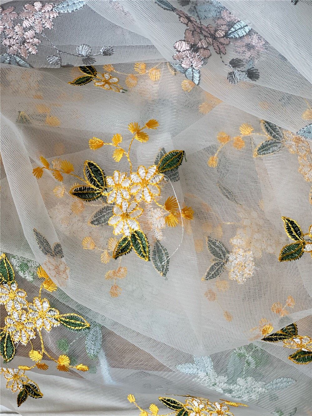 Khăn Trải Bàn Lưới Thêu Hoa