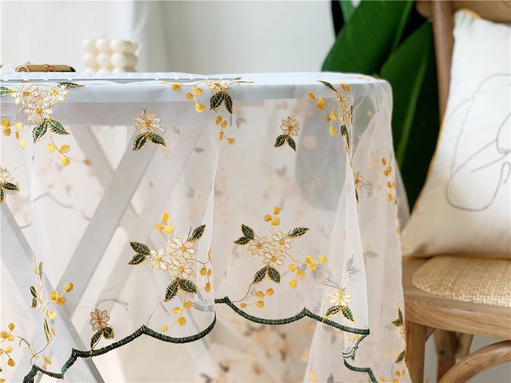 Khăn Trải Bàn Lưới Thêu Hoa