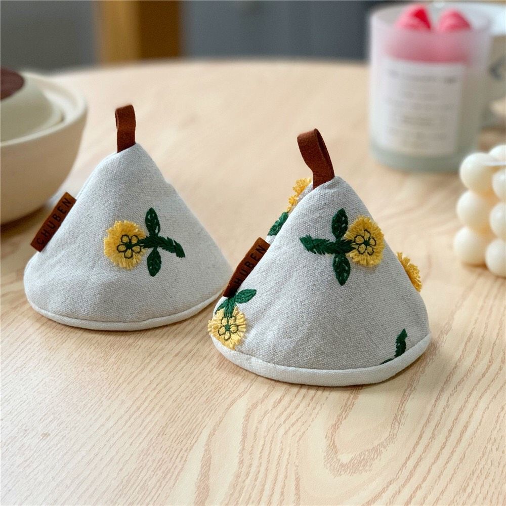 Lót Bếp Tam Giác Hoa Vàng