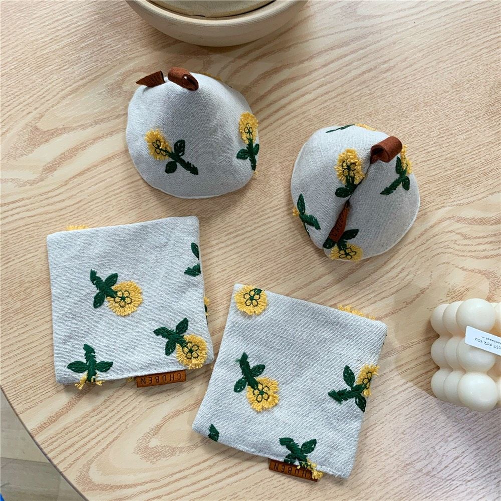 Lót Bếp Tam Giác Hoa Vàng