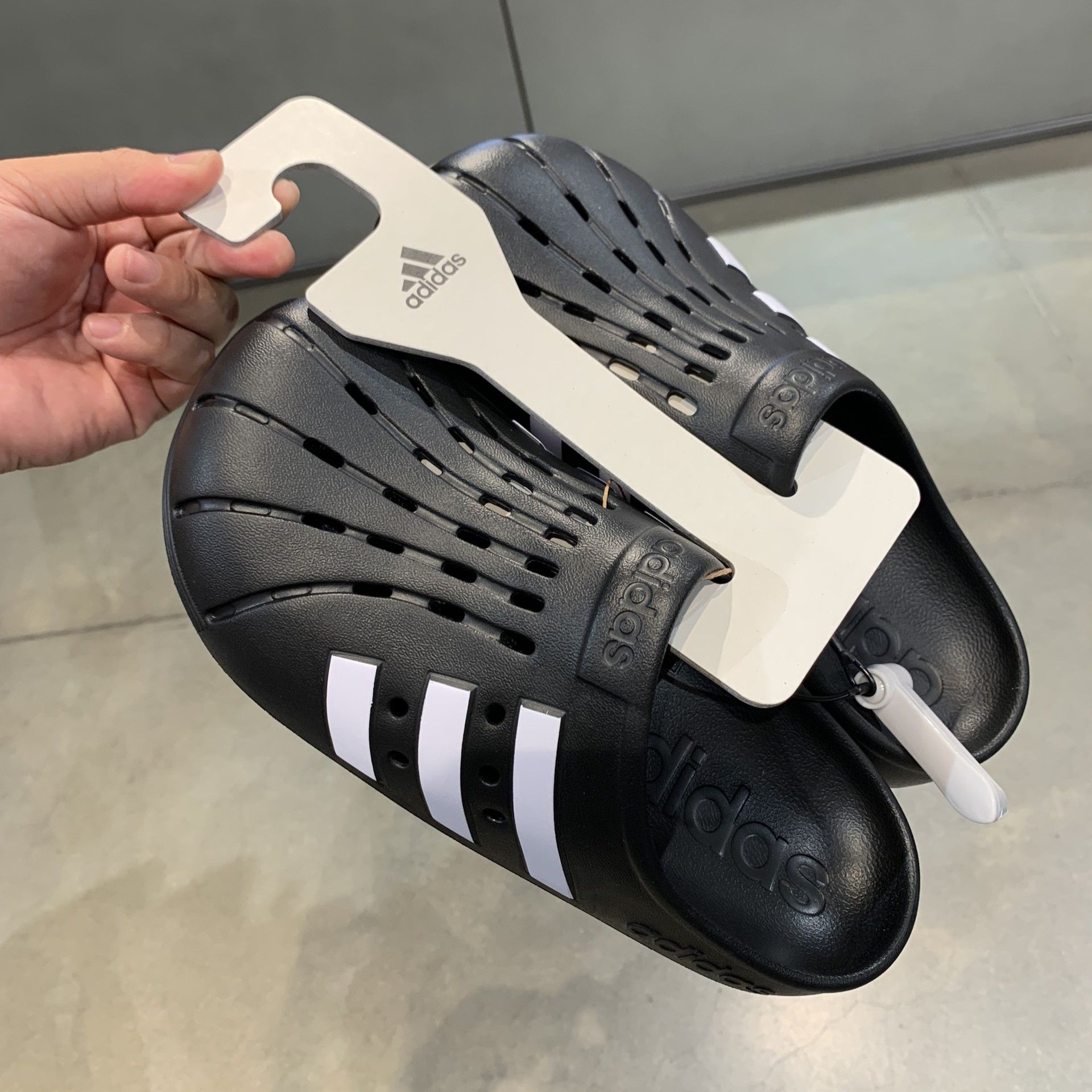 DÉP SỤC ADILETTE CLOGS