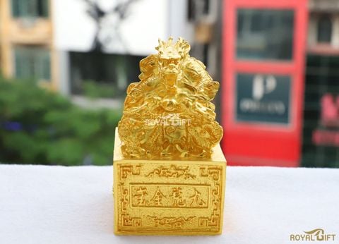 Biểu tượng Ấn Rồng mạ vàng