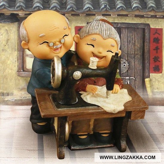 Ông bà già bên máy may
