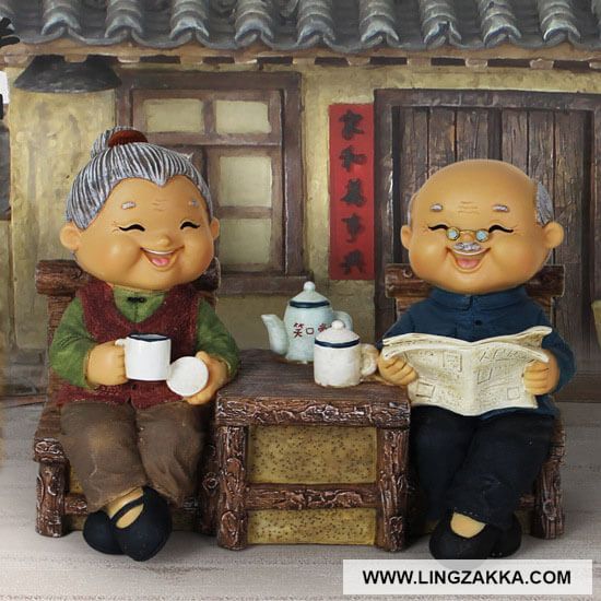 Ông bà già uống trà