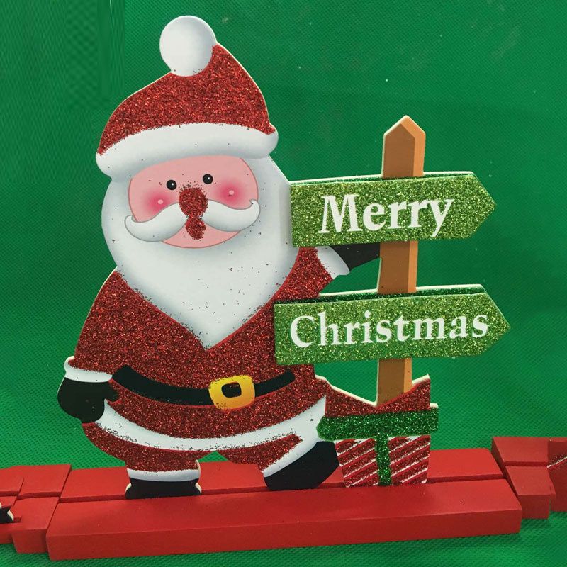 ÔNG GIÀ NOEL BÊN CHỮ MERRY XMAS