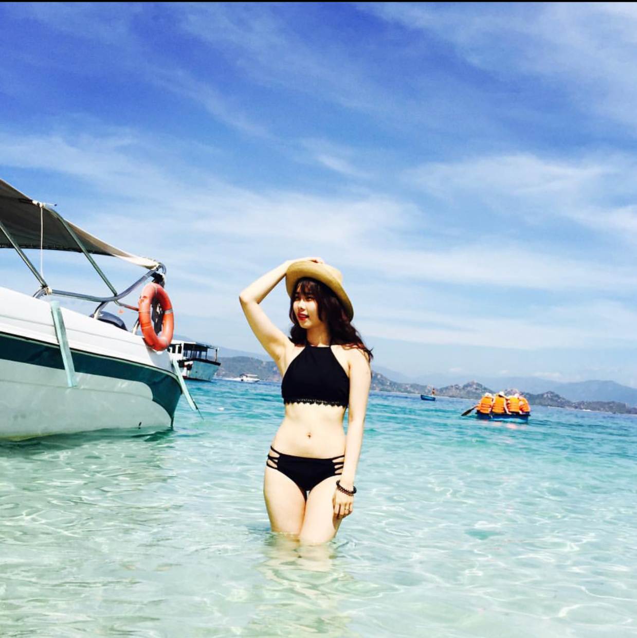 AOBIKINIREN-Áo bơi đen dạng yếm viền ren