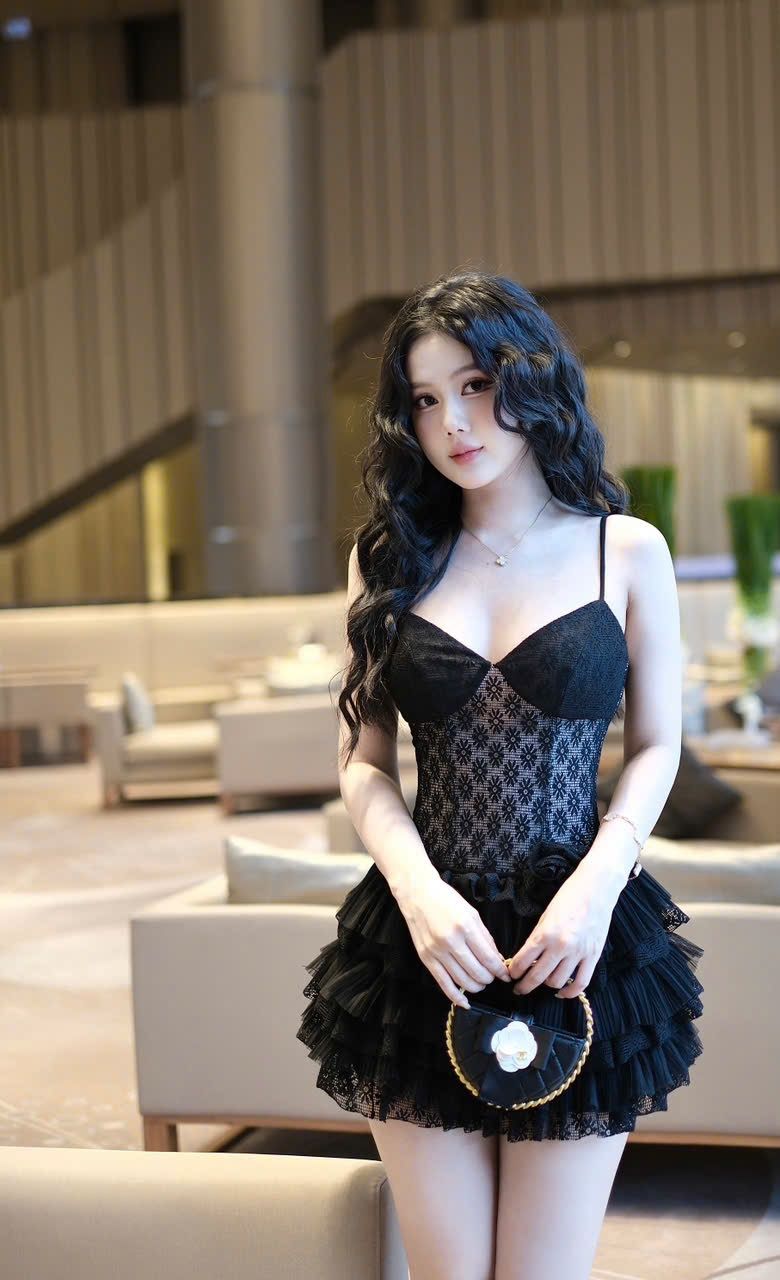 Đầm Ren Tầng Họa Tiết