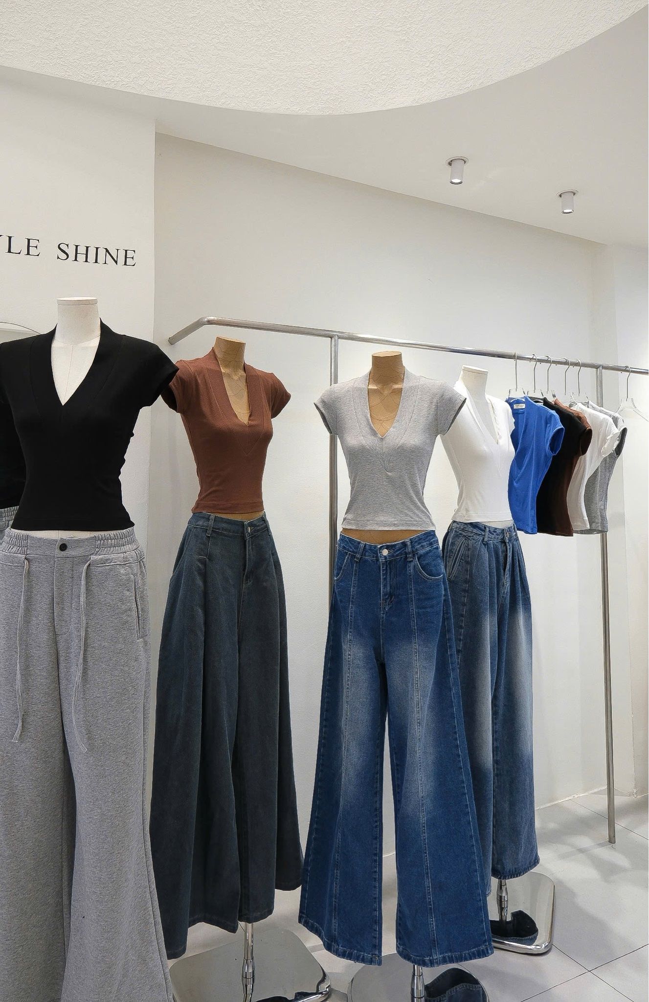 Áo Thun Cổ V Tay Con