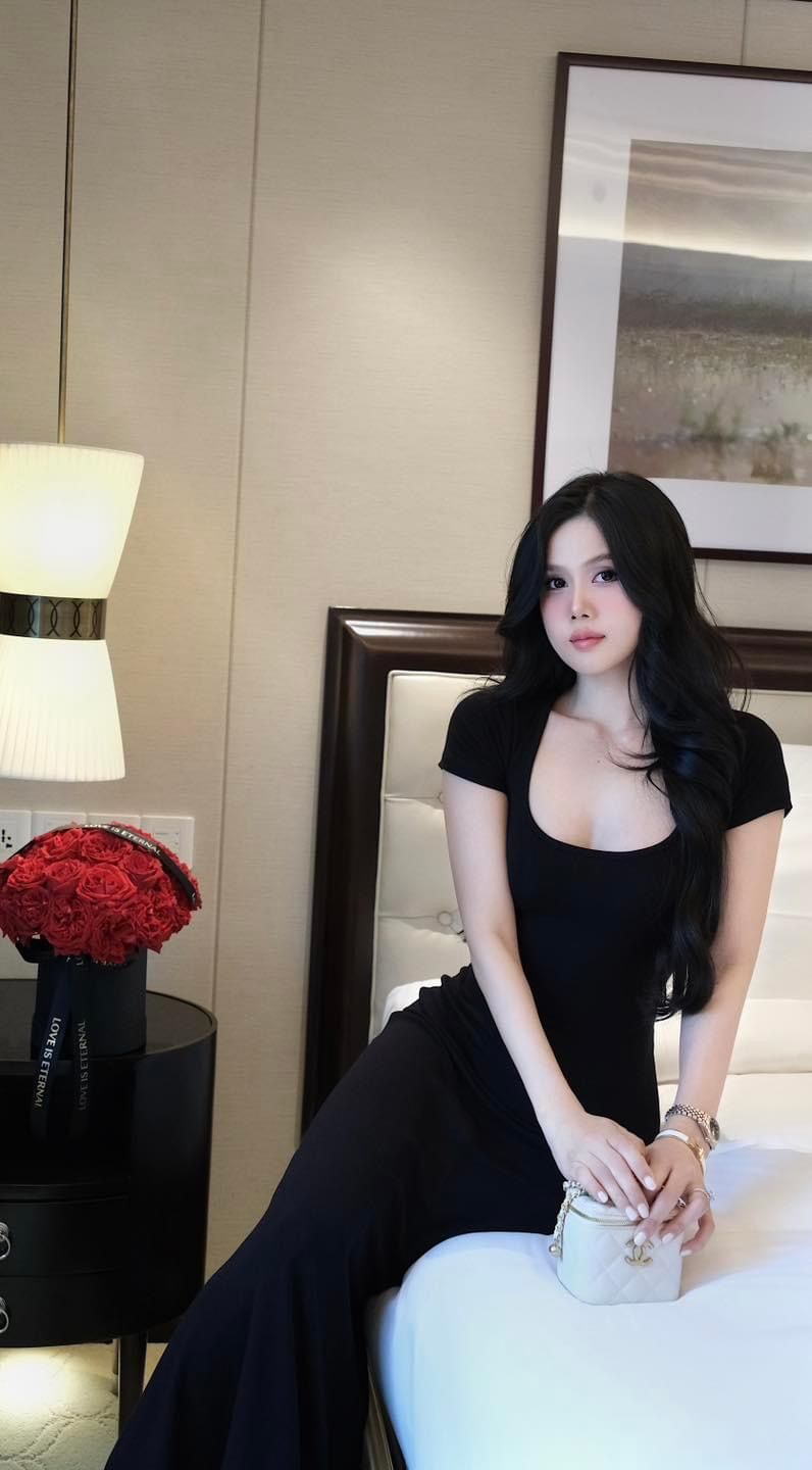 Đầm Thun Cổ U Khoét Lưng