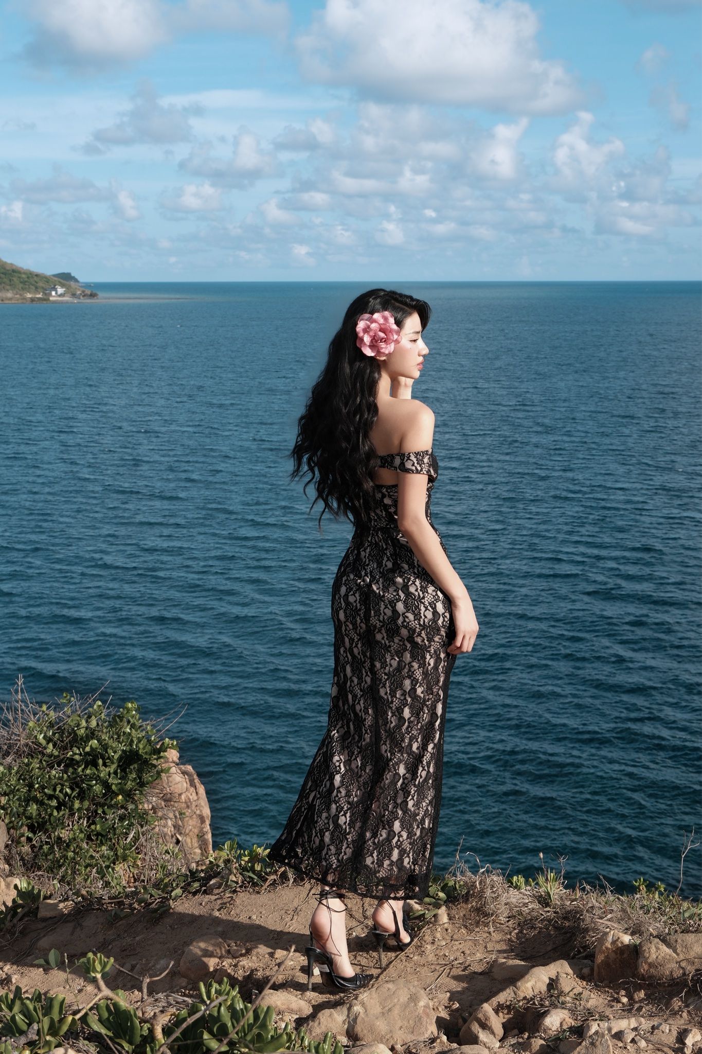 Đầm Ren Bẹt Vai kèm Charm