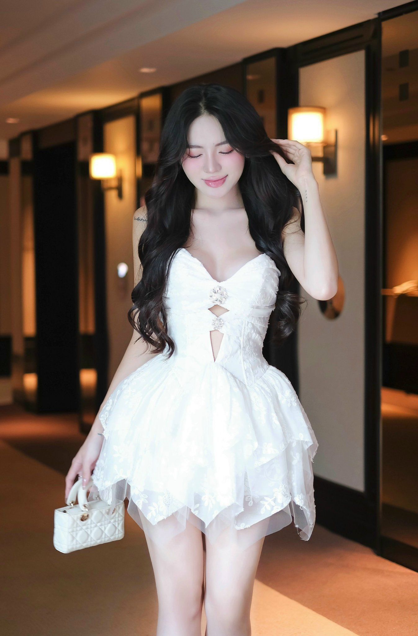 Đầm Cúp Thêu Hoa Đính Cườm