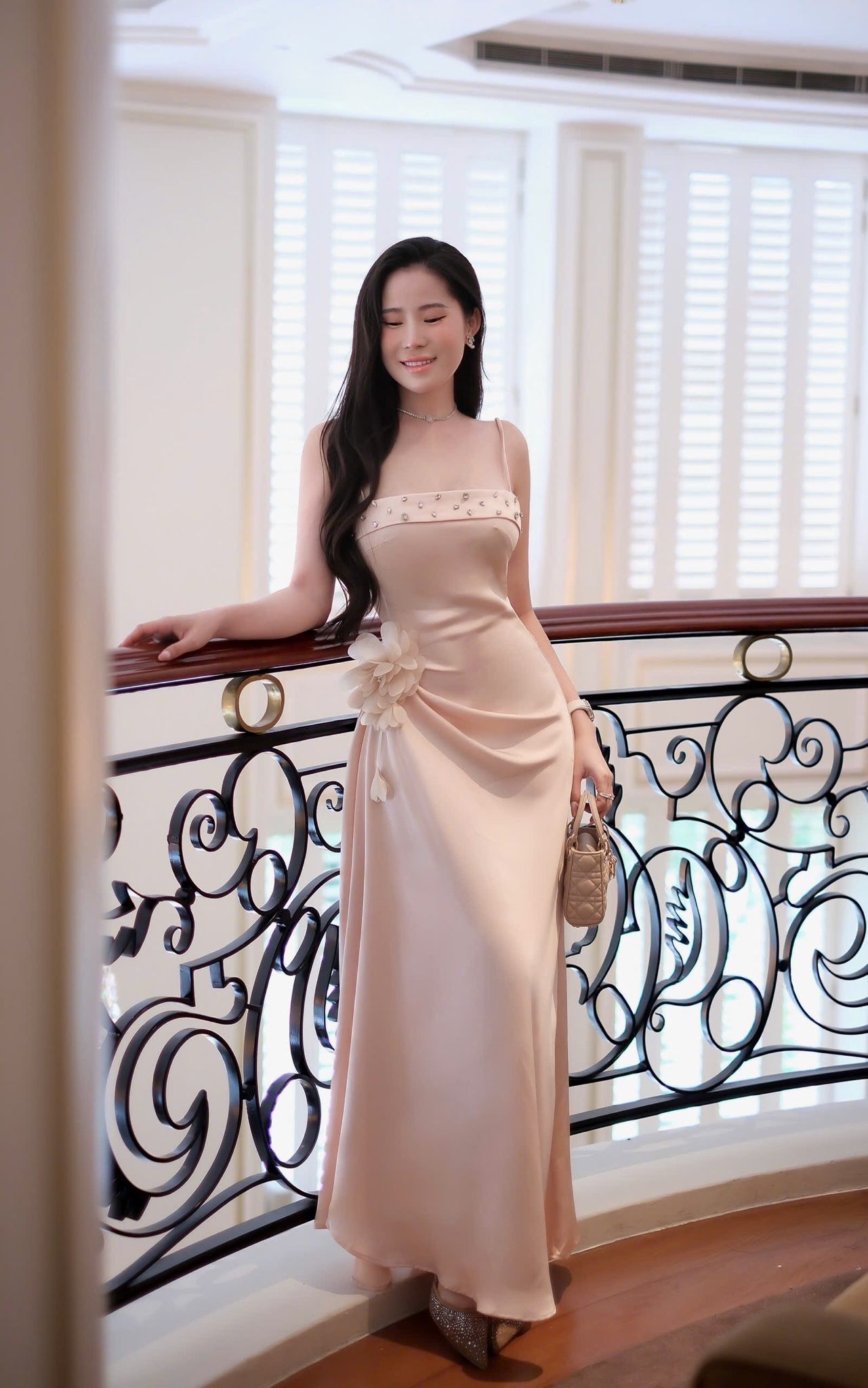 Đầm Lụa Đính Đá Kèm Hoa