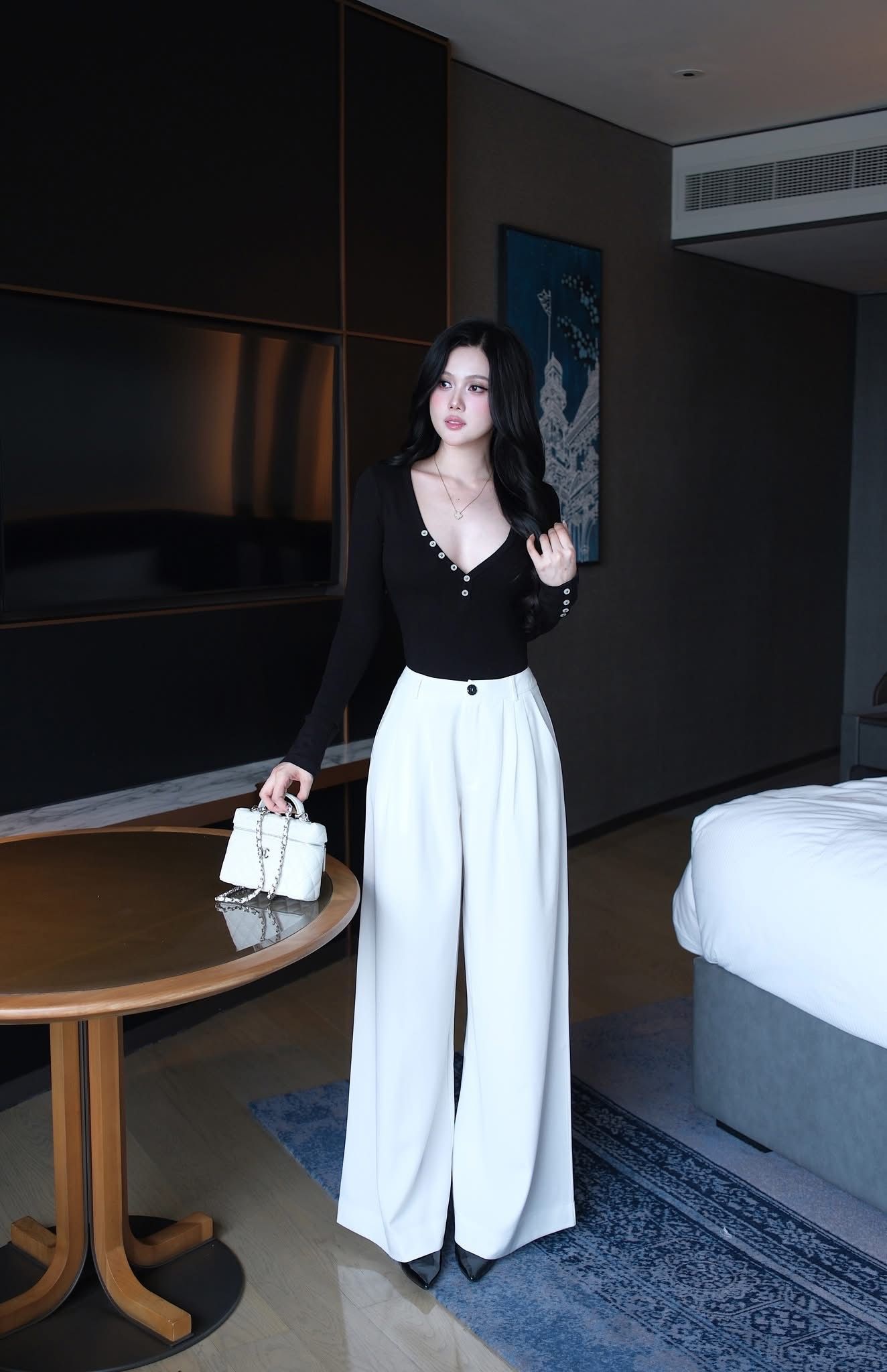 Áo Thun Nút Cổ V