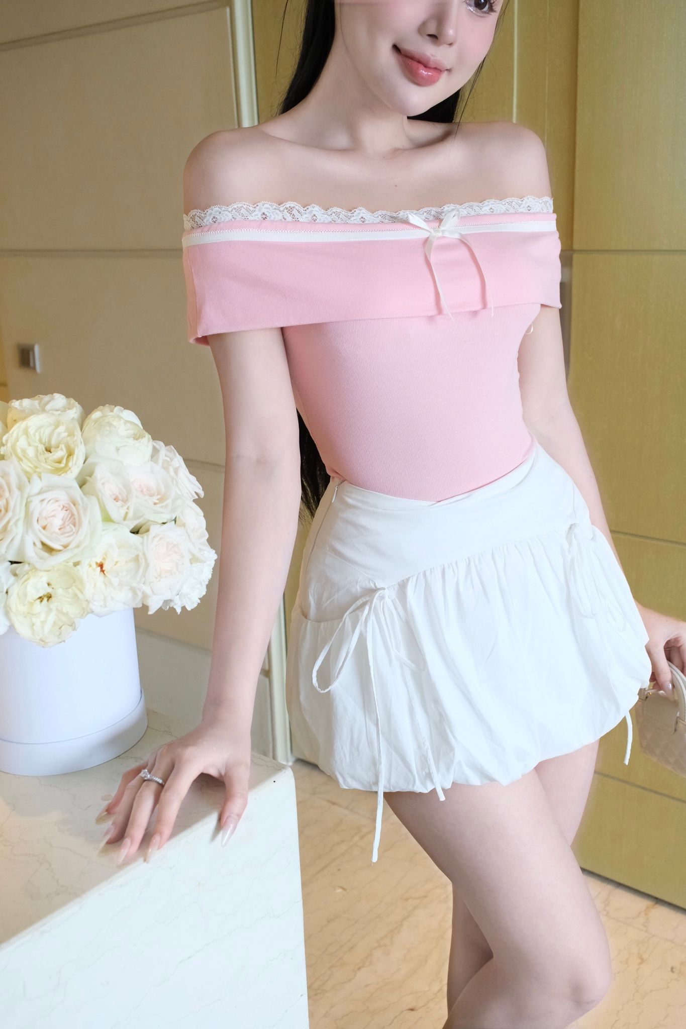 Áo Bẹt Vai Viền Nơ Ren