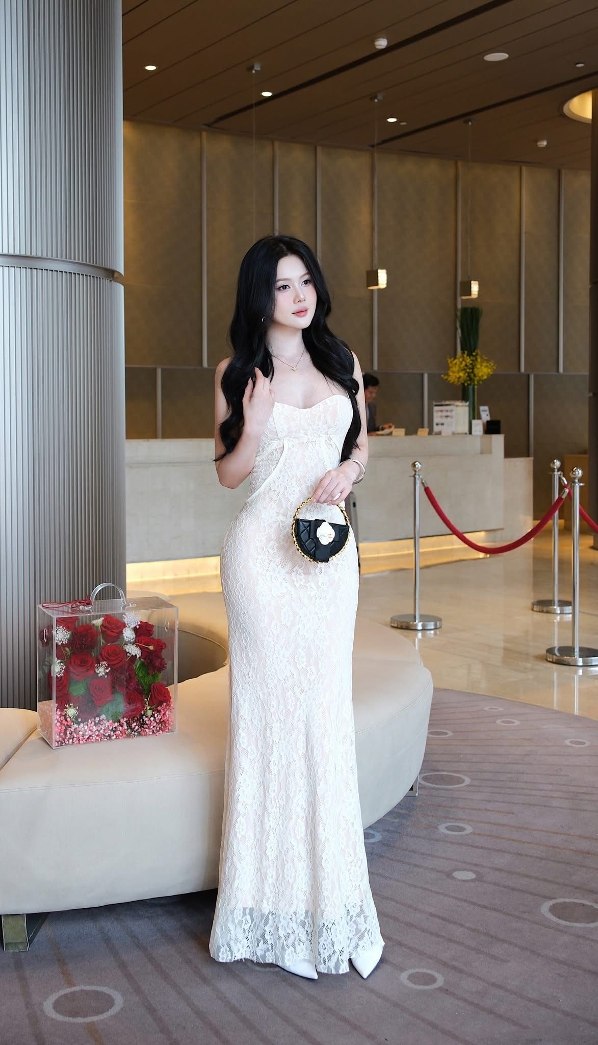 Đầm Ren Nền Hoa Đuôi Cá