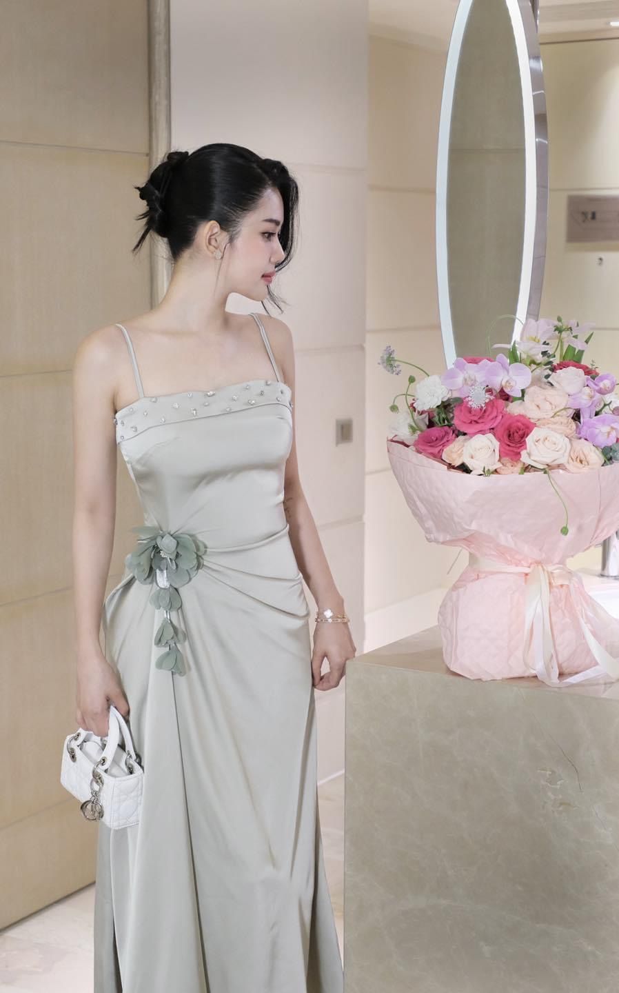 Đầm Lụa Đính Đá Kèm Hoa