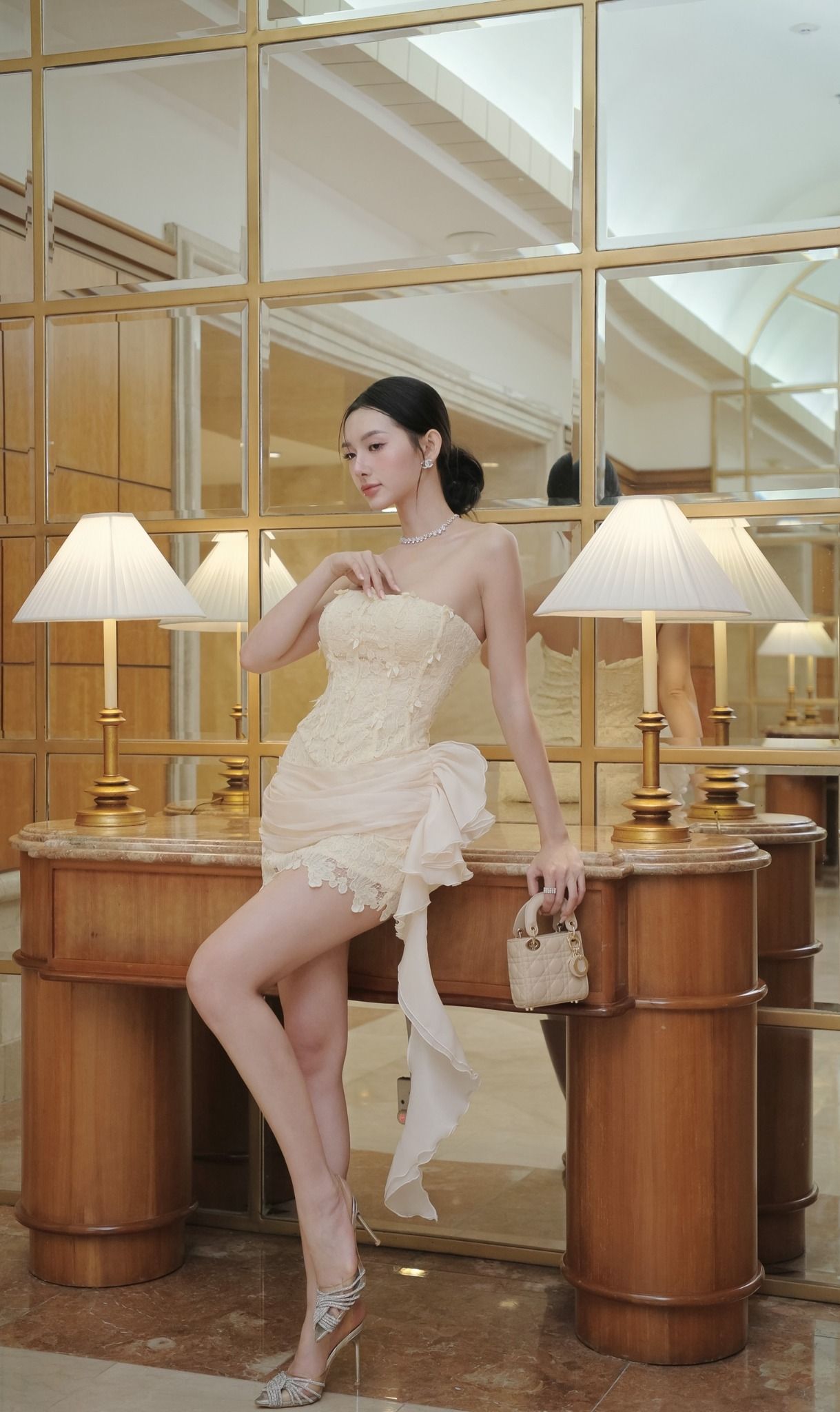 Đầm Ống Ren Đính Nơ Tua Rua