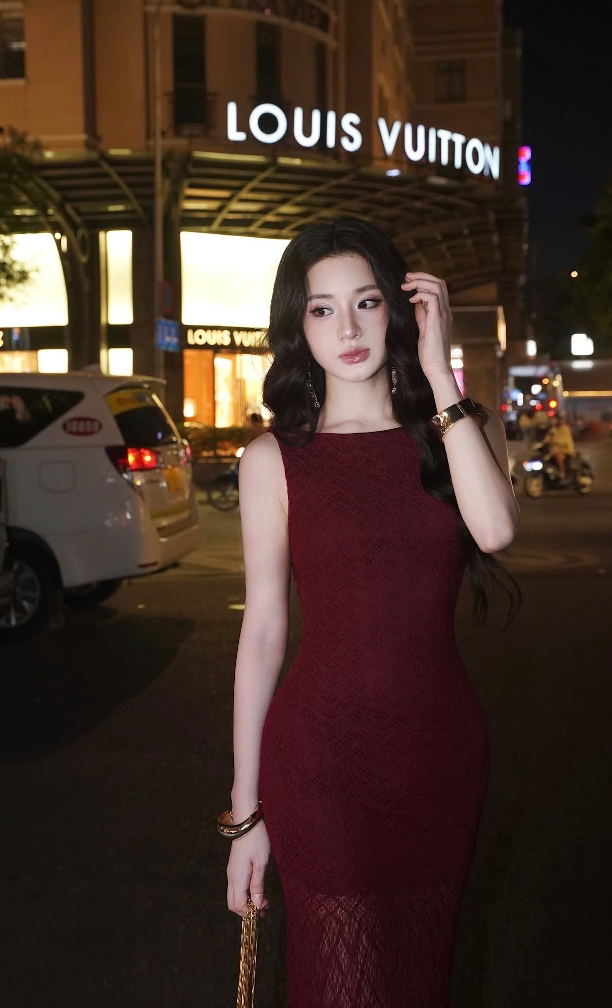 Đầm Ren Đuôi Cá Hở Lưng