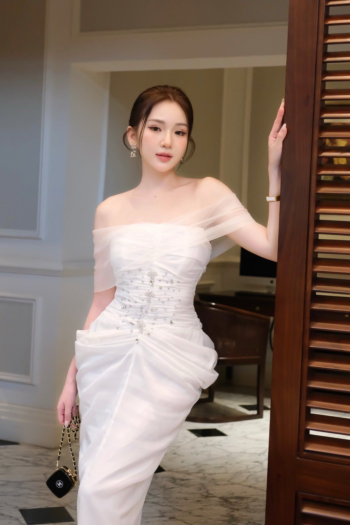 Đầm Lụa Bẹt Vai Lưới Đính Đá