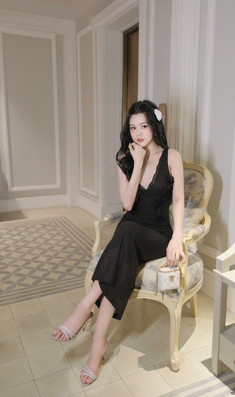 Đầm Thun Cổ V Đính Hoa