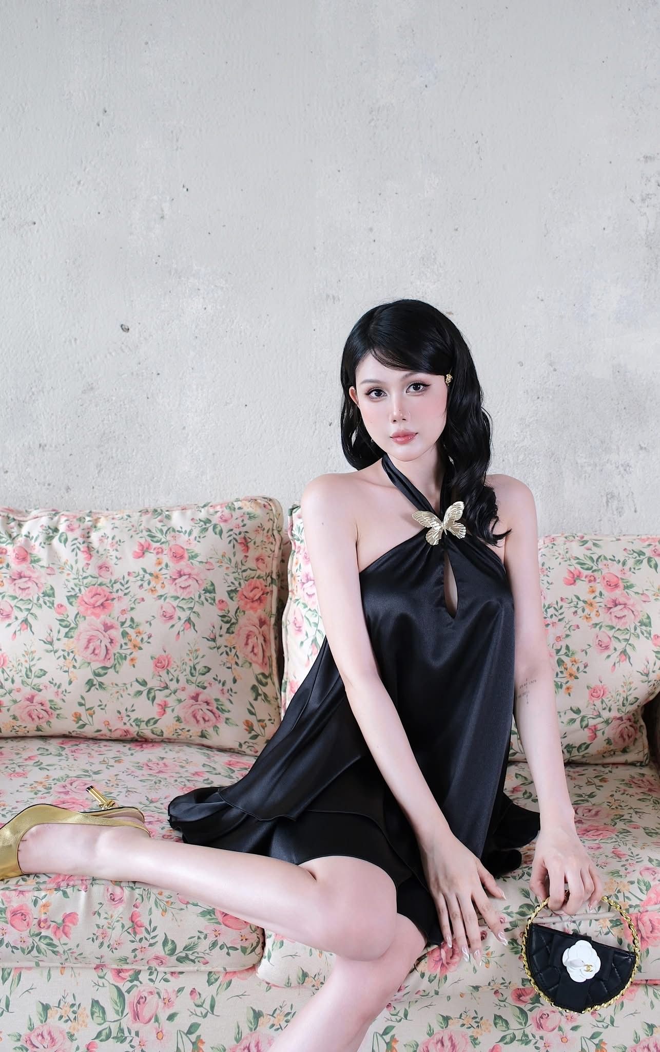 Đầm Lụa Tầng Khoét Kèm Bướm