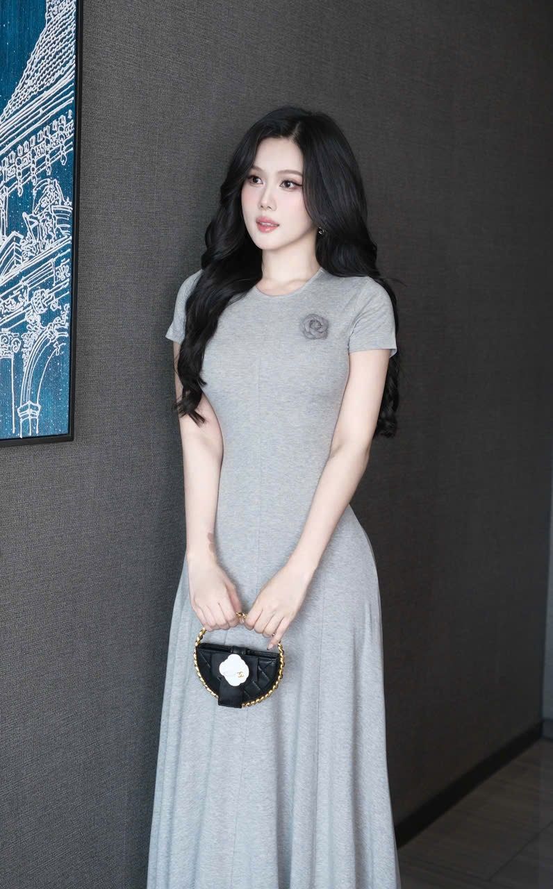 Đầm Thun Trơn Kèm Hoa