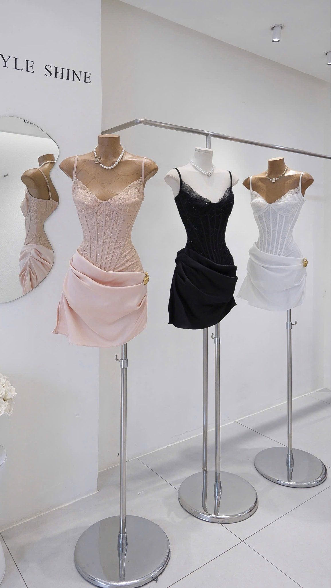 Đầm Ren Phối Lụa Kèm Charm