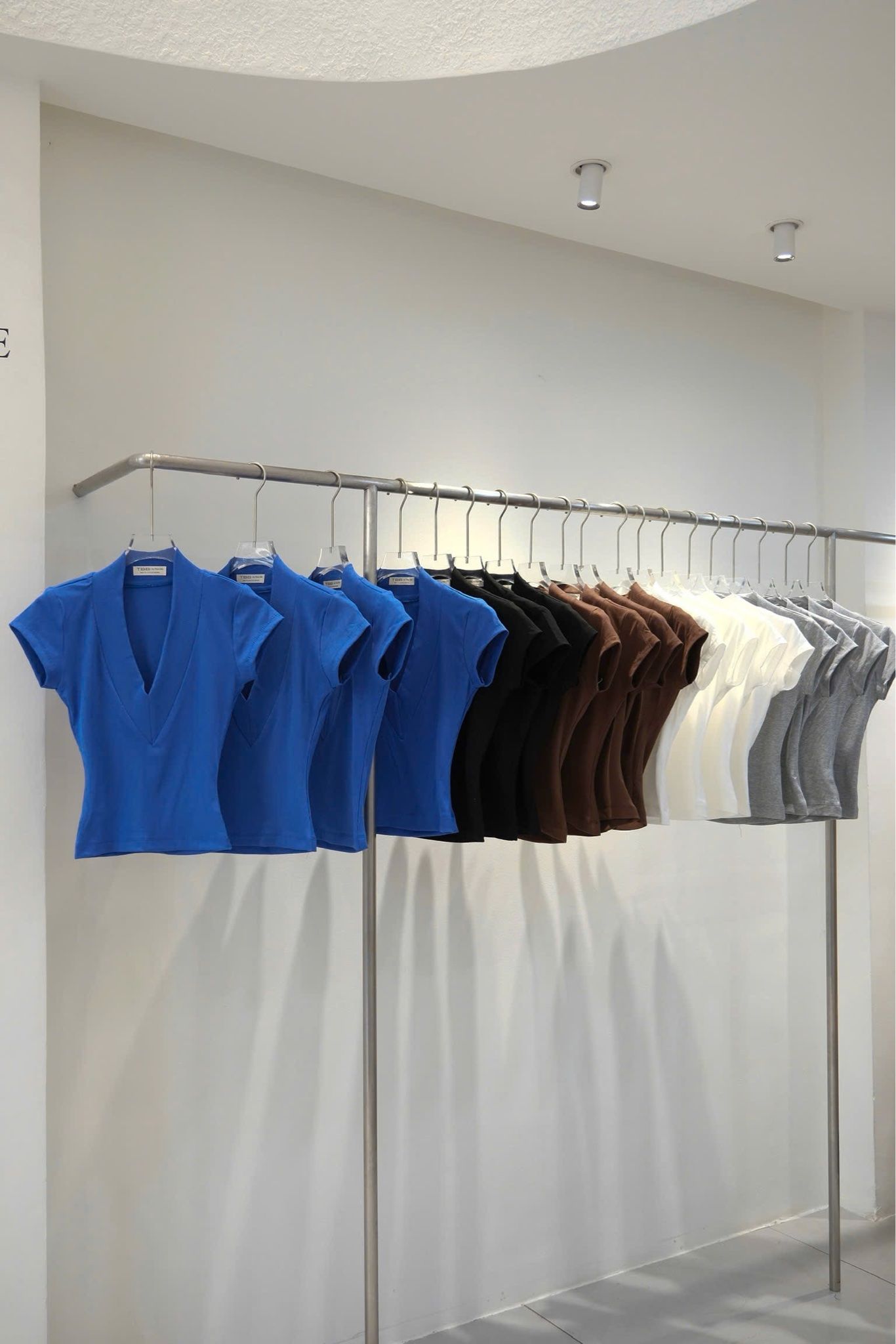 Áo Thun Cổ V Tay Con