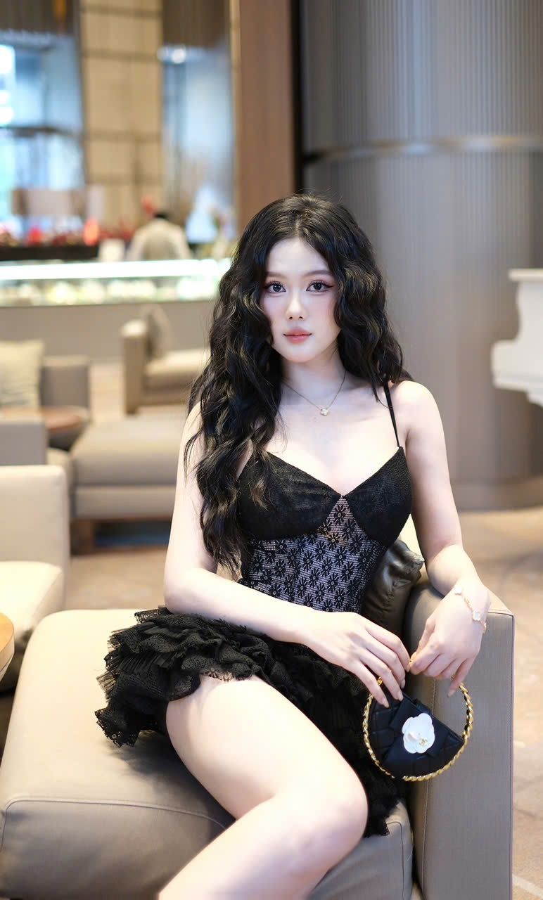 Đầm Ren Tầng Họa Tiết