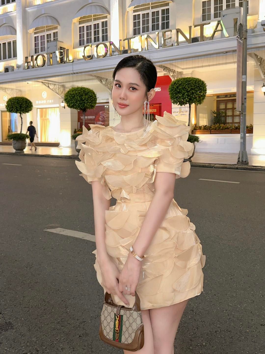 Đầm Đính Lá Hình Tròn