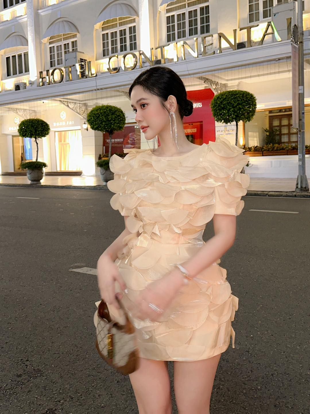 Đầm Đính Lá Hình Tròn