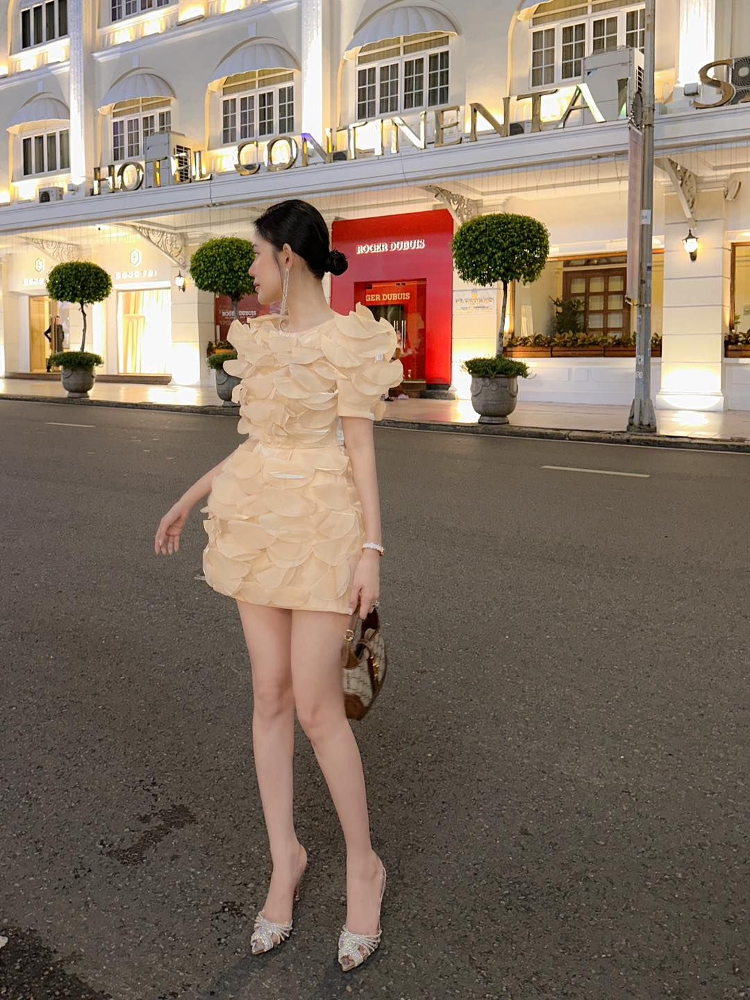 Đầm Đính Lá Hình Tròn