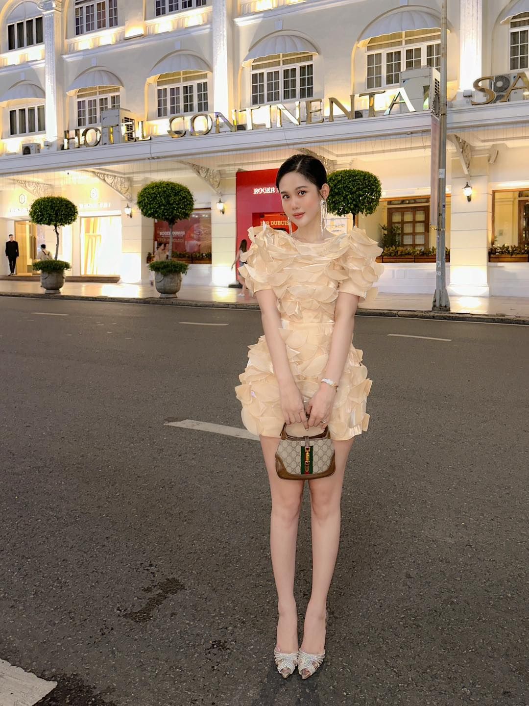 Đầm Đính Lá Hình Tròn