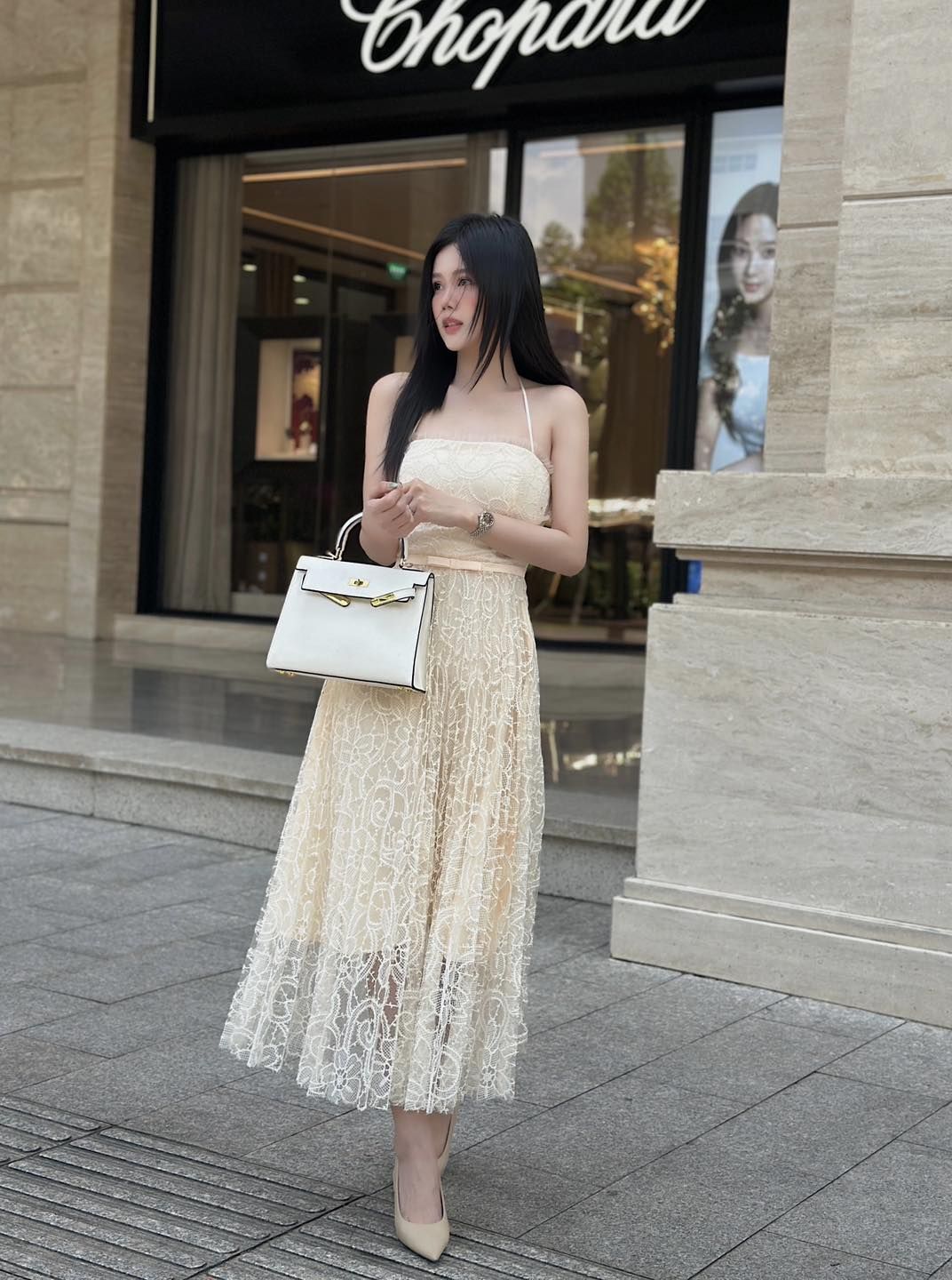 Đầm Ren Thêu Hoa Cột Yếm
