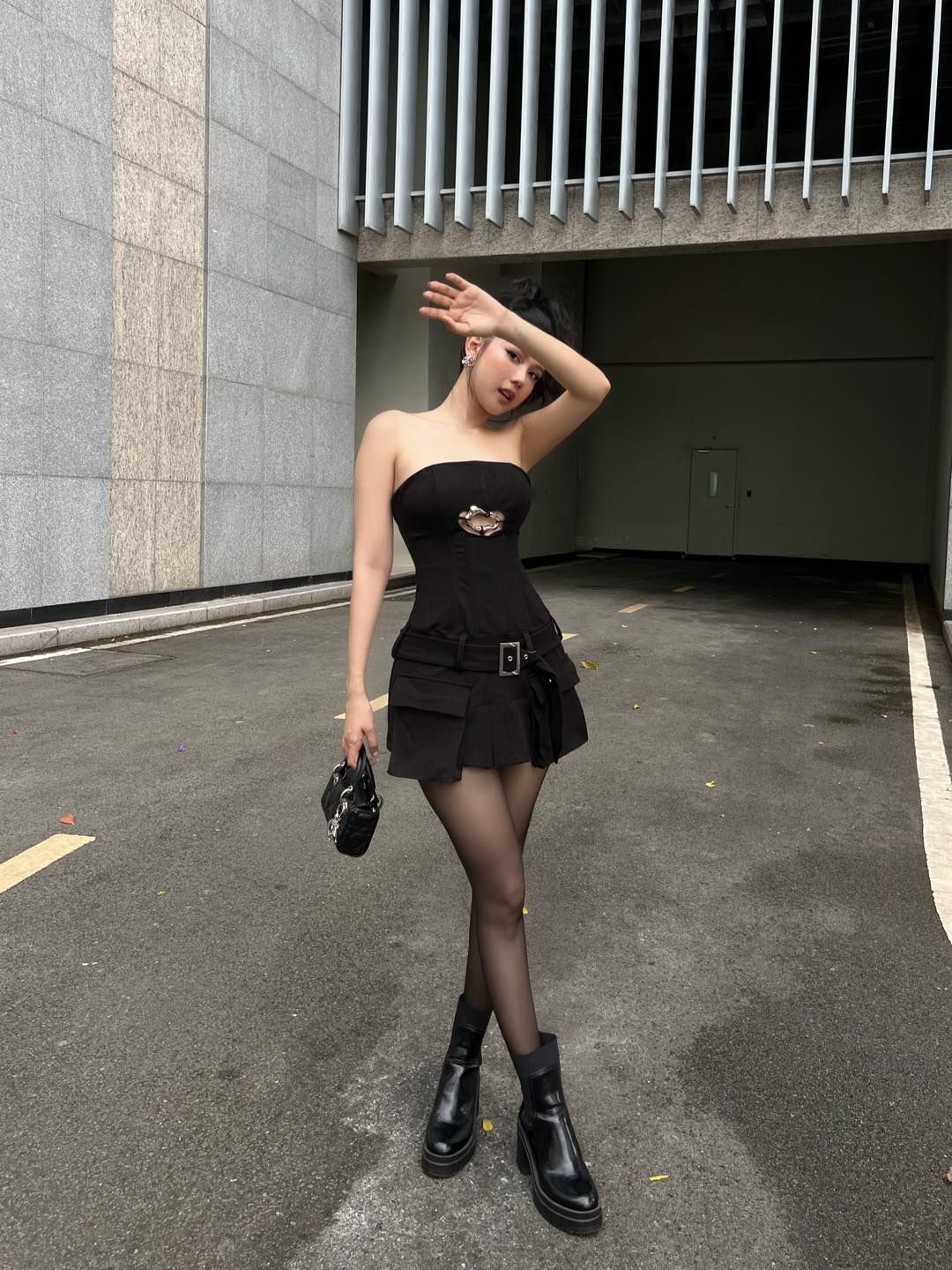 Đầm Ống Đai Nịt Khoen Ngực