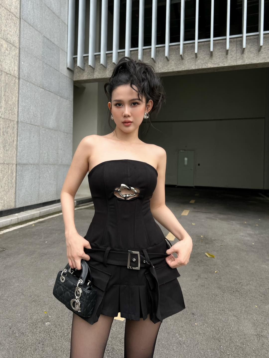 Đầm Ống Đai Nịt Khoen Ngực