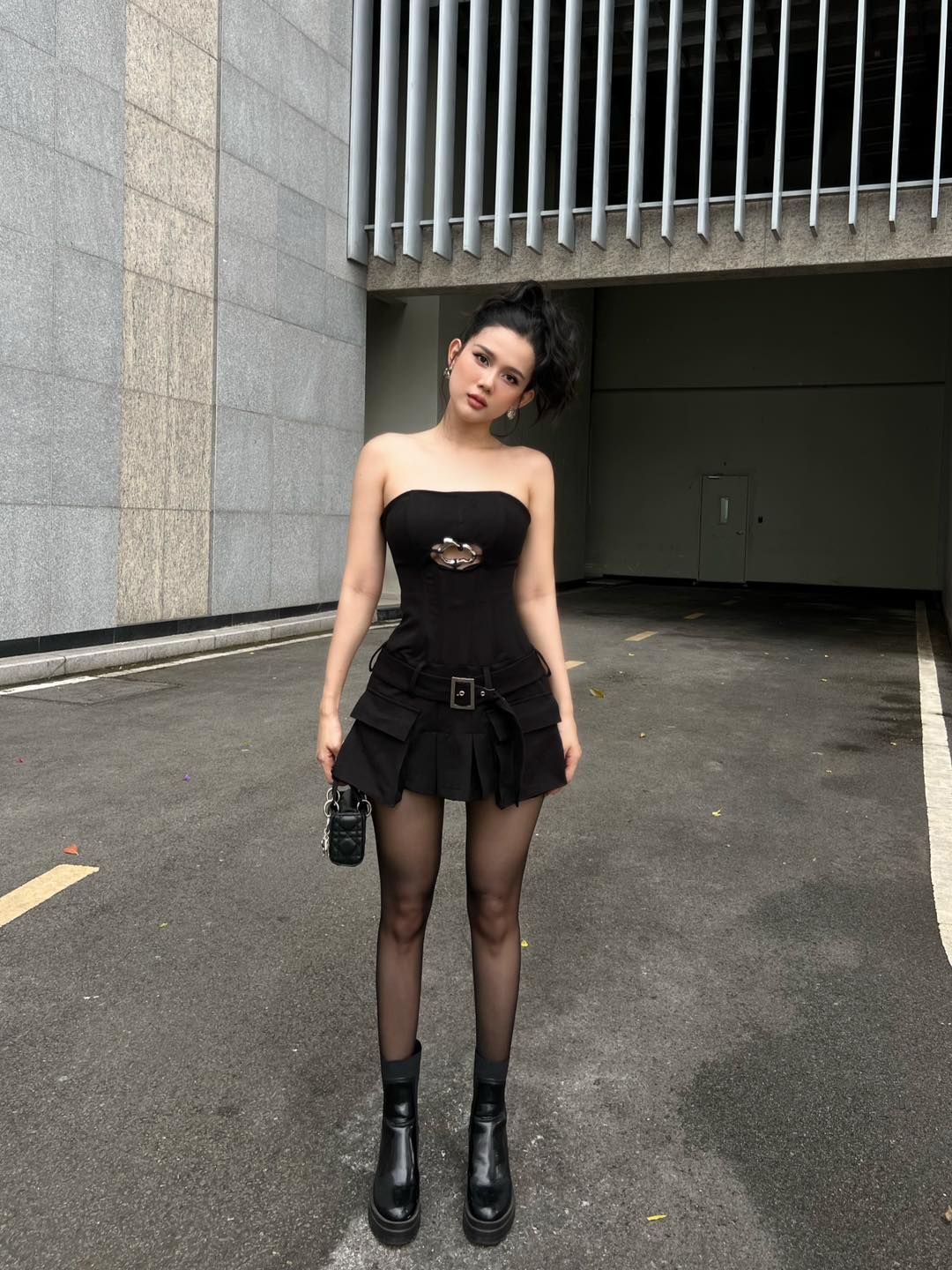 Đầm Ống Đai Nịt Khoen Ngực