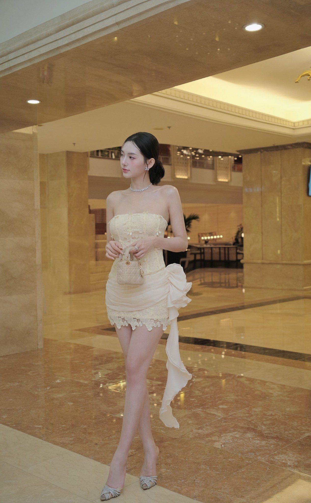 Đầm Ống Ren Đính Nơ Tua Rua