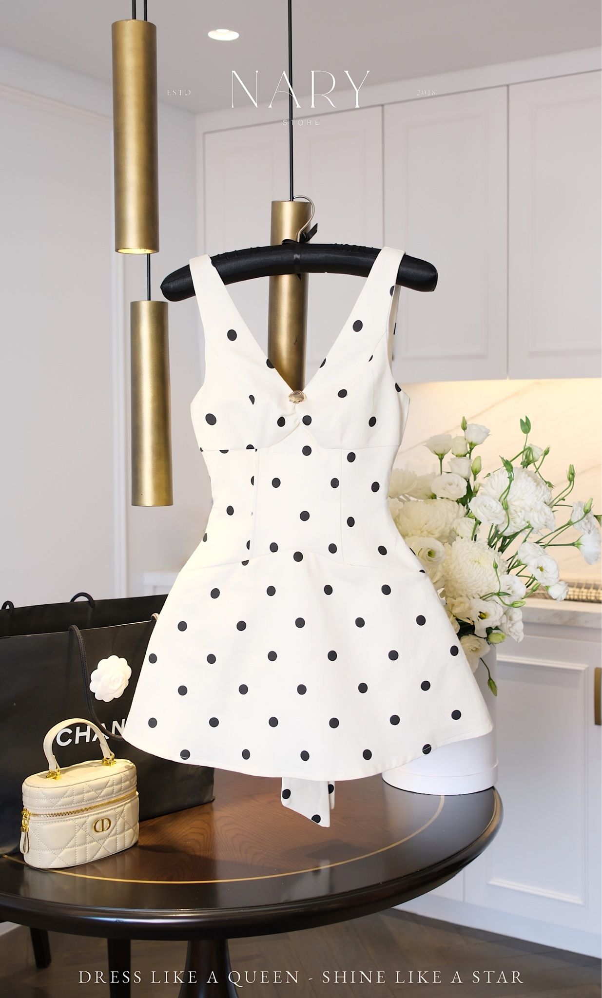 Đầm Trơn Kèm Charm Nơ Sau