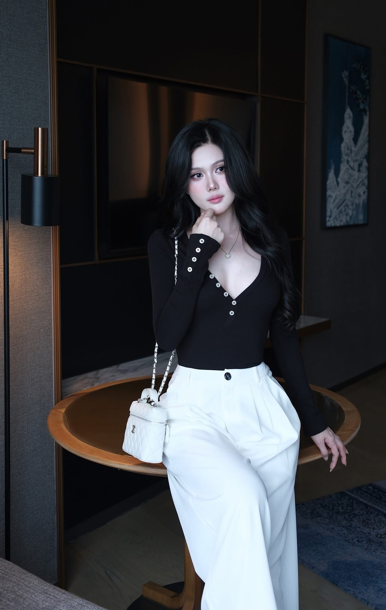 Áo Thun Nút Cổ V