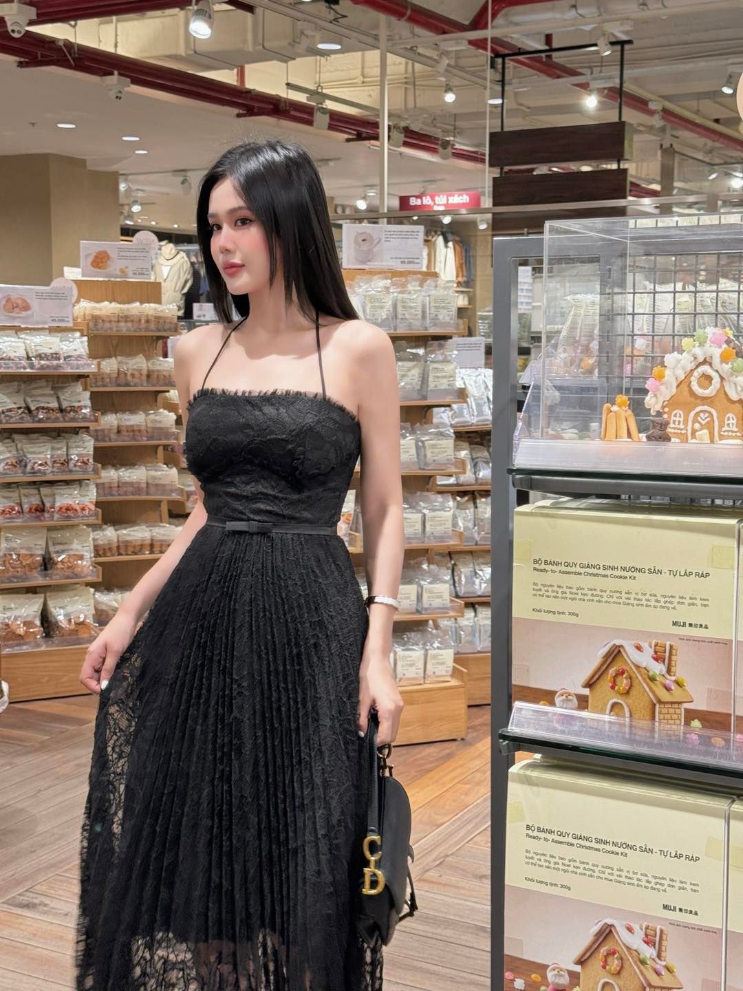 Đầm Ren Thêu Hoa Cột Yếm