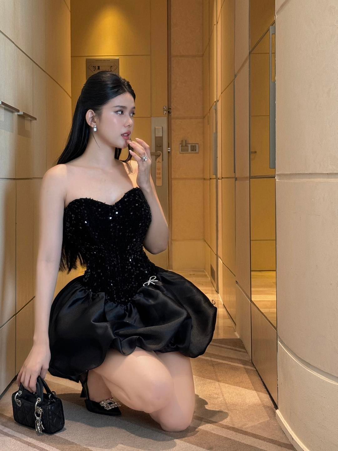Đầm Cúp Bí Kim Sa Nơ Đá