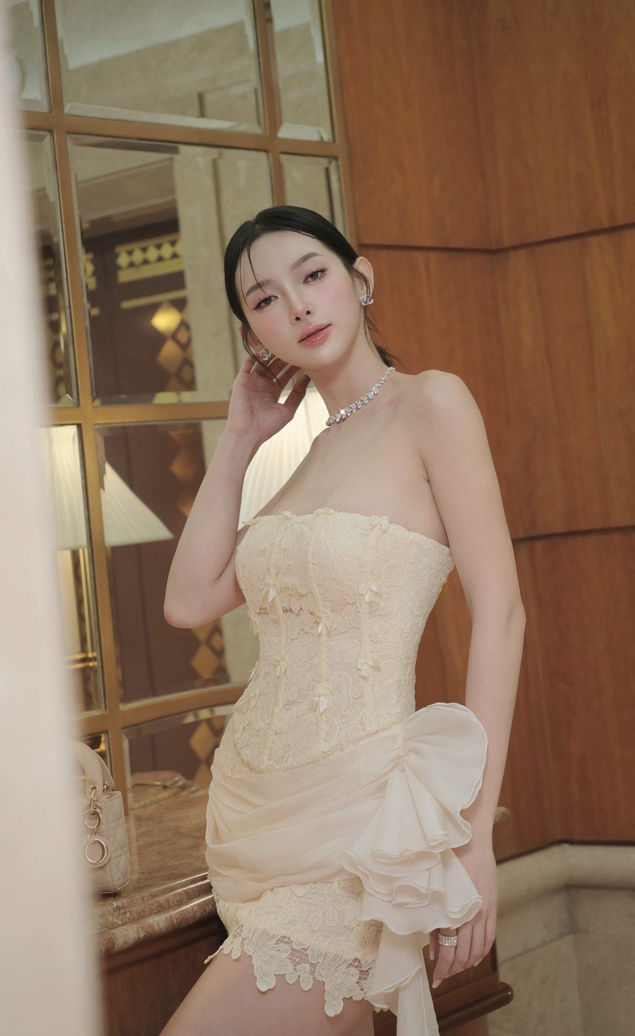 Đầm Ống Ren Đính Nơ Tua Rua