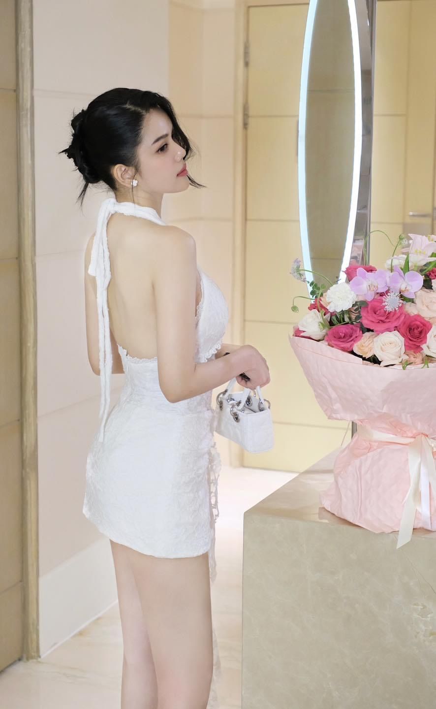 Đầm Ren Cột Yếm Đính Hoa