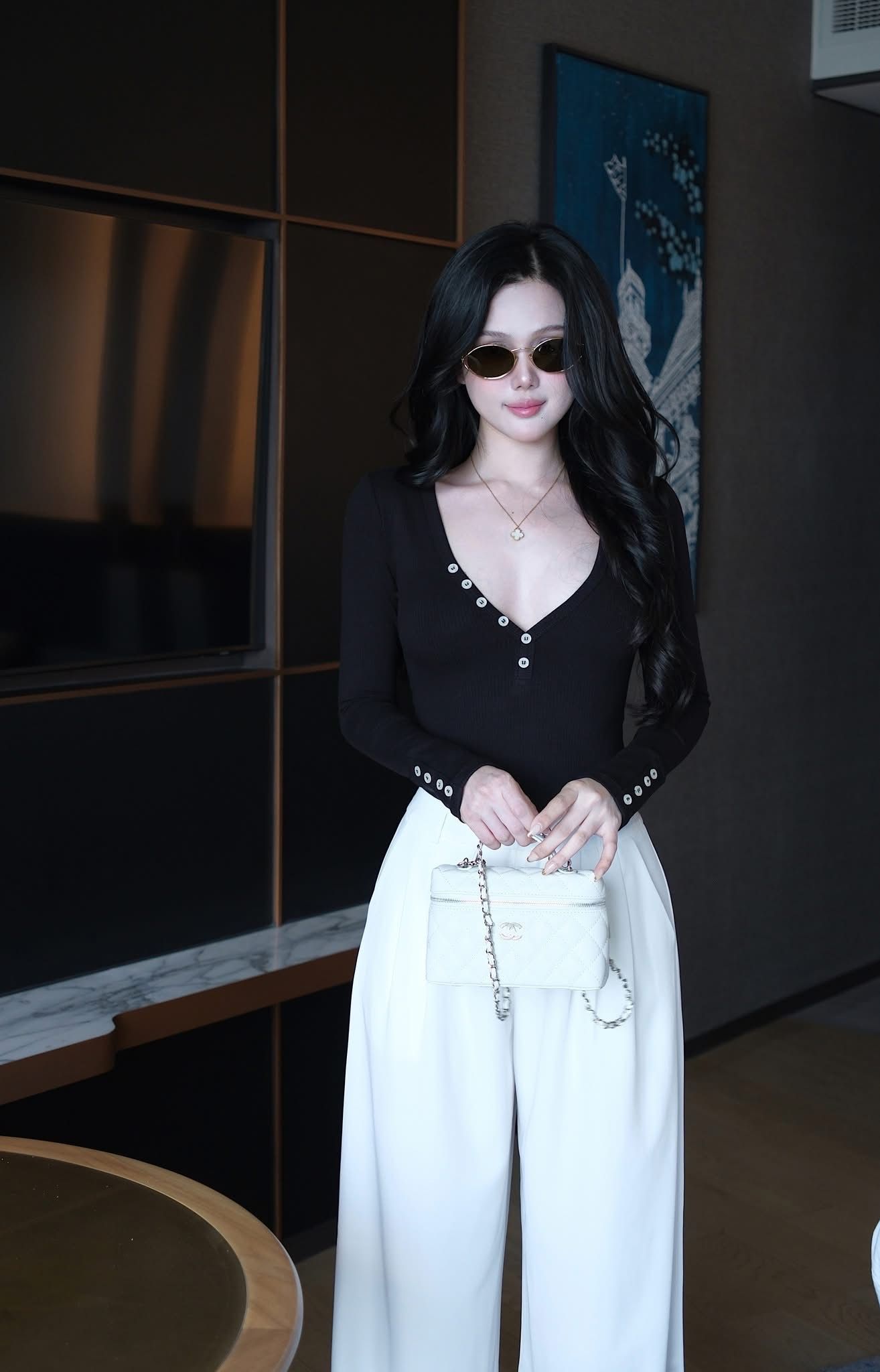 Áo Thun Nút Cổ V