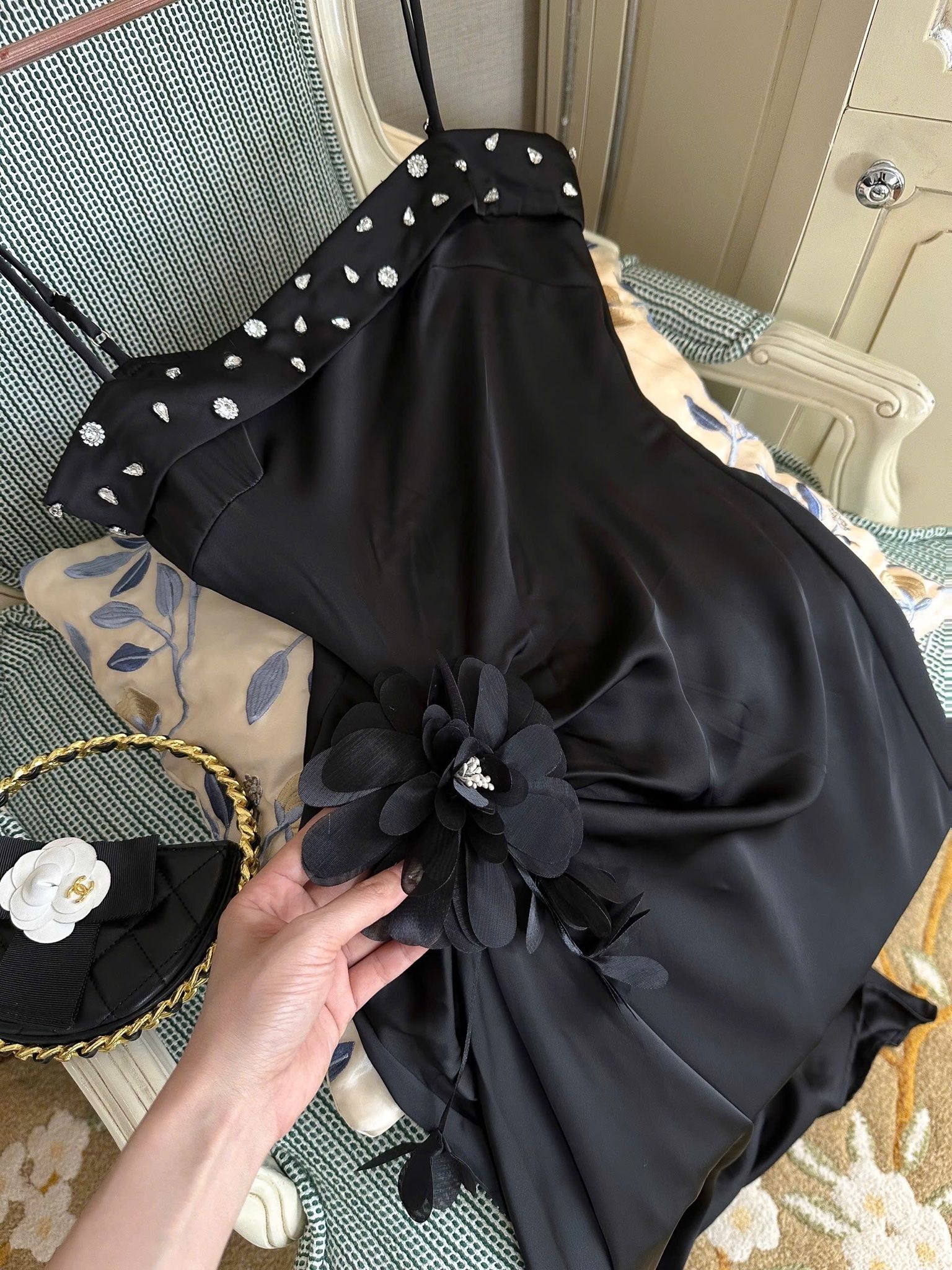 Đầm Lụa Đính Đá Kèm Hoa
