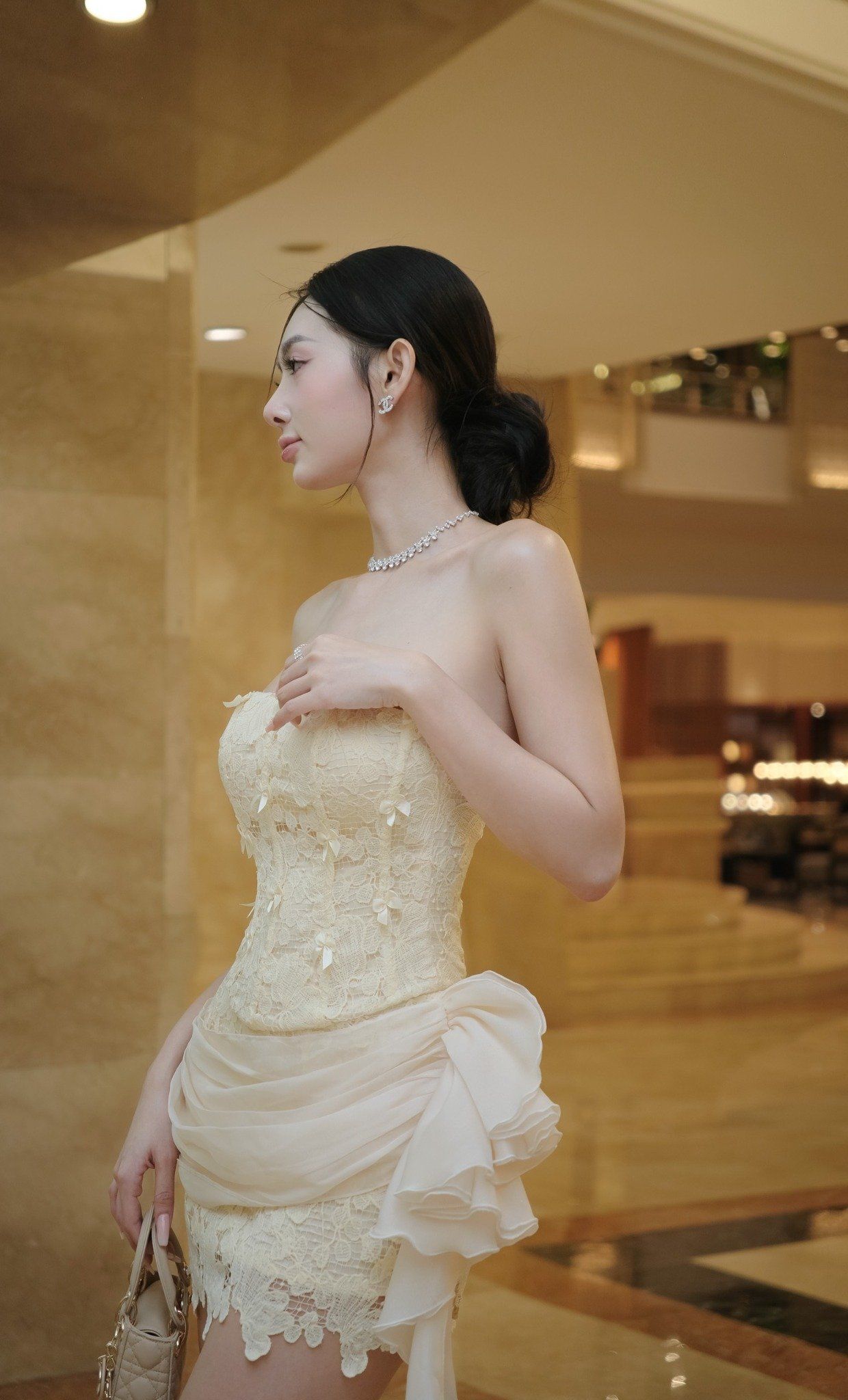 Đầm Ống Ren Đính Nơ Tua Rua