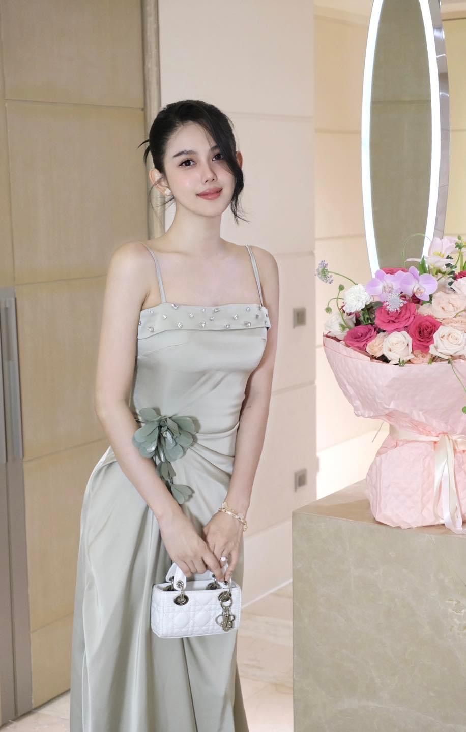 Đầm Lụa Đính Đá Kèm Hoa