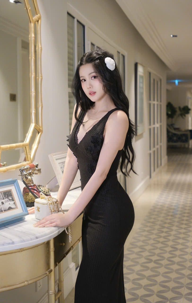 Đầm Thun Cổ V Đính Hoa